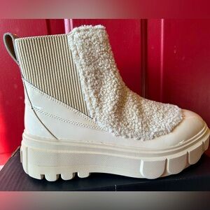 NWT SOREL s9.5 ‘Caribou X’ oatmeal patent cozy boot-waterproof-shearling upper